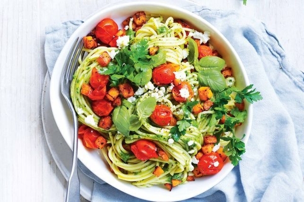 Húng quế trong các món ăn nổi tiếng (Pesto, Pizza, Caprese Salad)