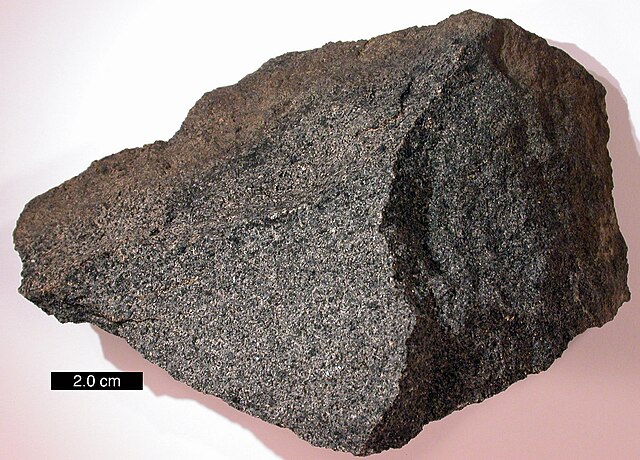 So sánh đá bazan với các loại đá núi lửa khác (Andesit, Gabbro)