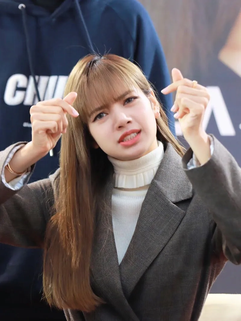 Cười thả ga với lisa blackpink meme