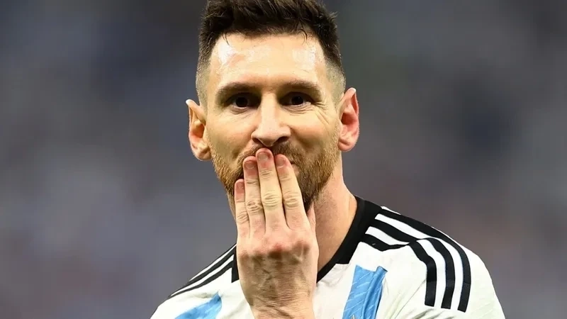 Messi referee meme hài hước và đầy bất ngờ với những tình huống trên sân.