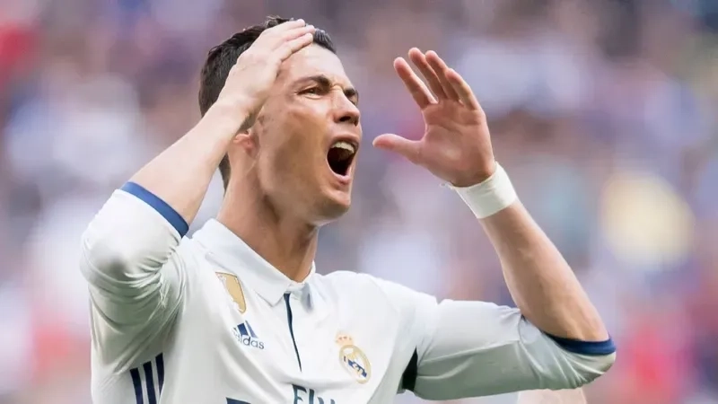 Meme ronaldo uống nước hài hước được lan truyền mạnh mẽ